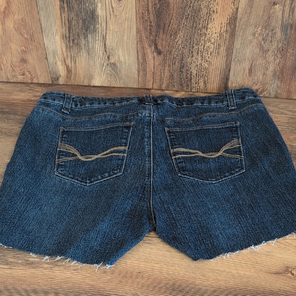 W62 Women's Signature Fit Straight Cut Off Denim Shorts 16       -X811